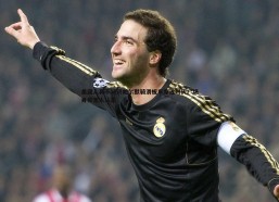 速雷体育-美国人真不认识帕尔默骑滑板车穿过时代广场身旁无人认出