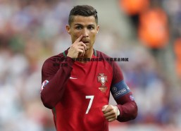 速雷体育-浴火重生，钢铁之师鏖战绿茵，不屈意志铸就荣耀之路